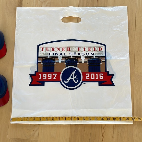 ⚾️Atlanta Braves Turner Field Final Season 1997-2016 Bag & souvenir plastic hats - Picture 3 of 5